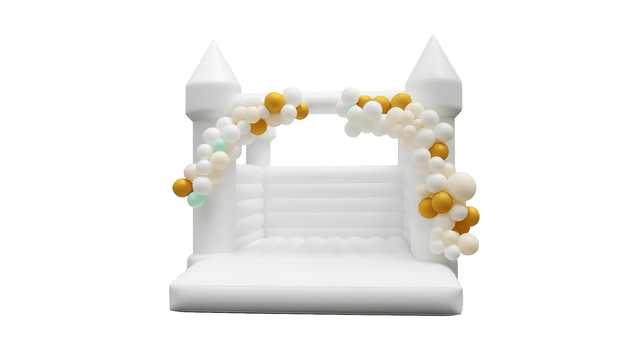 Weiße Wedding-Hüpfburg mit Ballonbogen