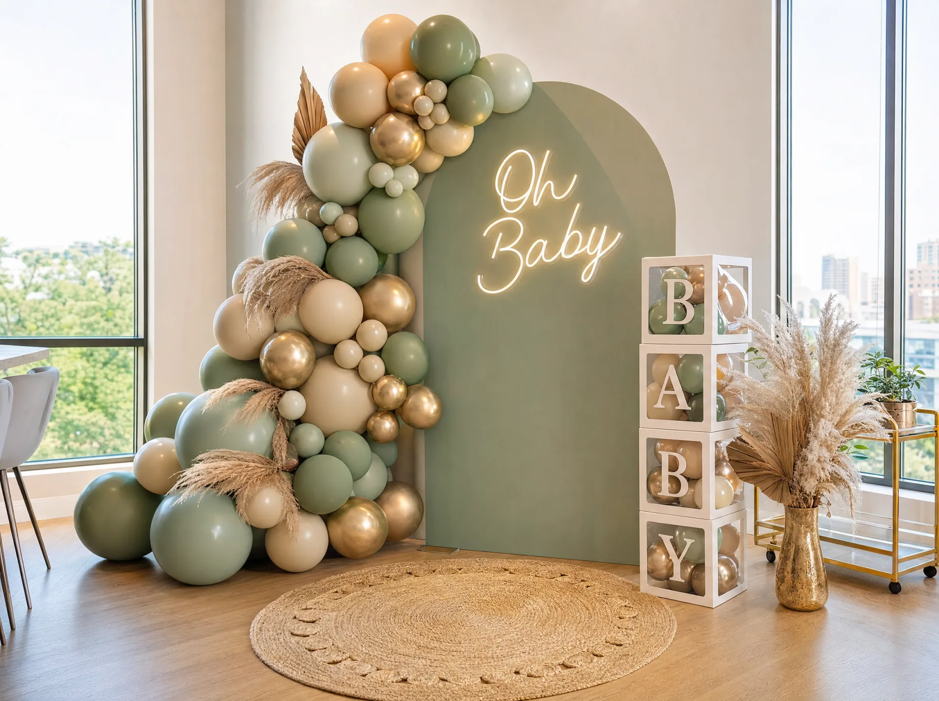 Boho-Deko-Ecke mit Oh-Baby-Neonschriftzug, Ballongirlande und BABY-Boxen
